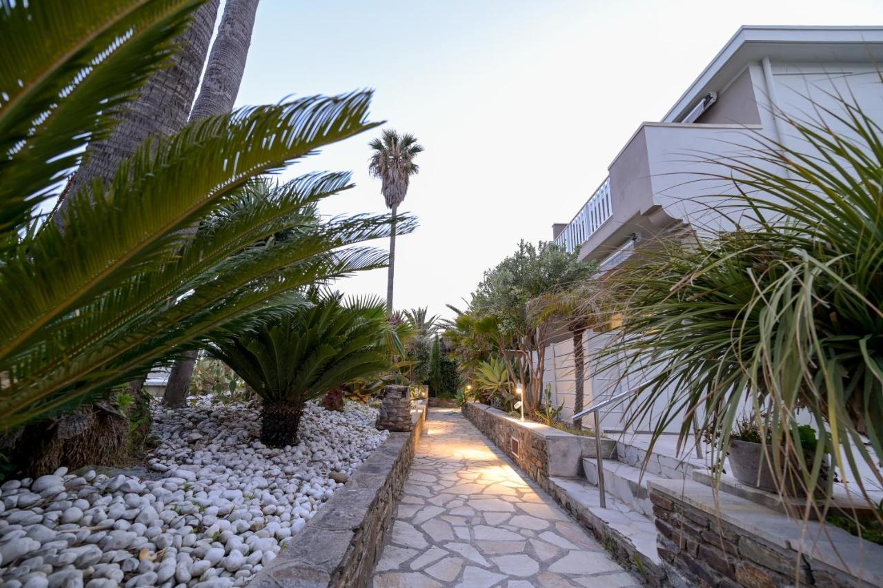 Residence La Menado กาวาแลร์-ซูร์-แมร์ ภายนอก รูปภาพ