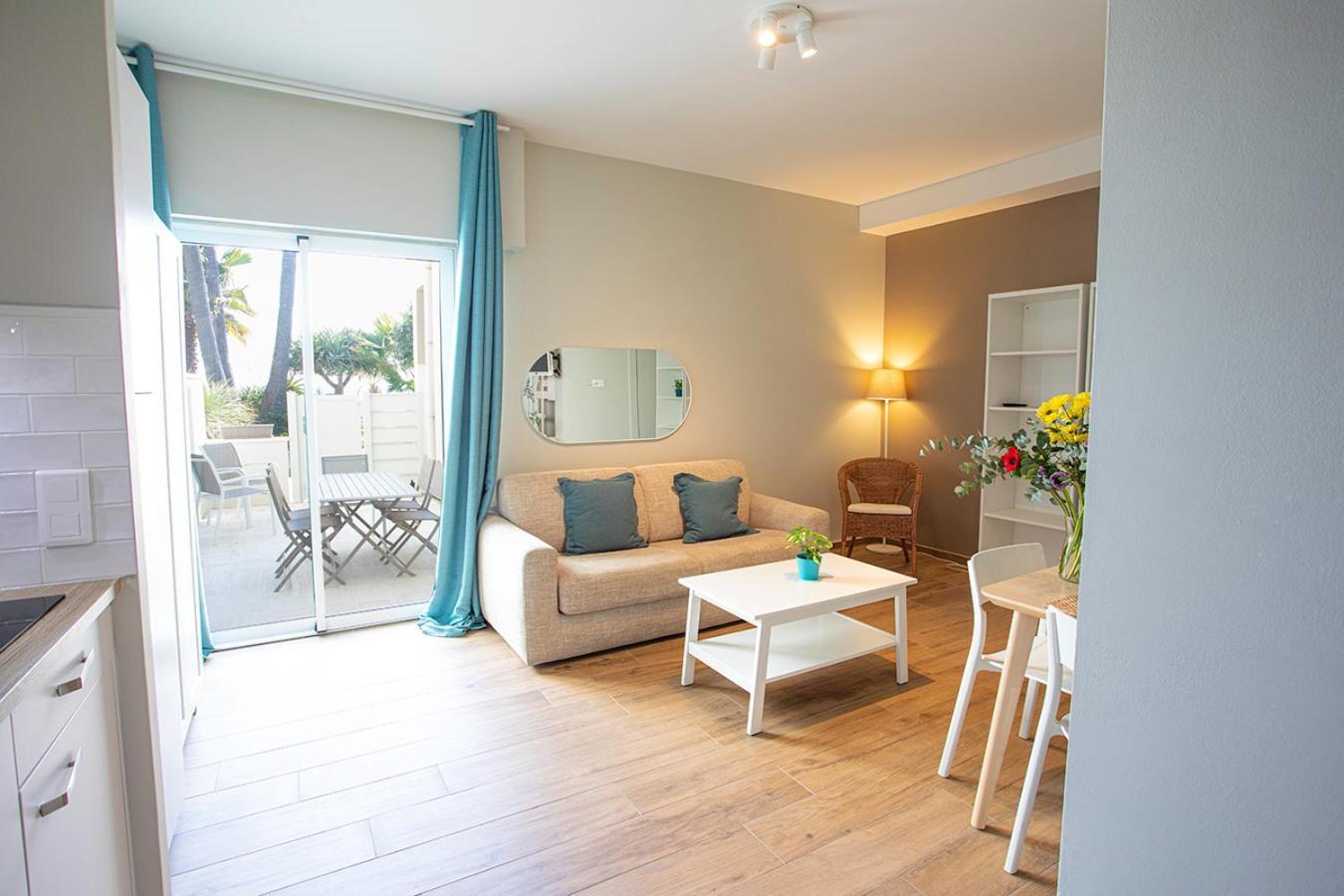 Residence La Menado กาวาแลร์-ซูร์-แมร์ ภายนอก รูปภาพ