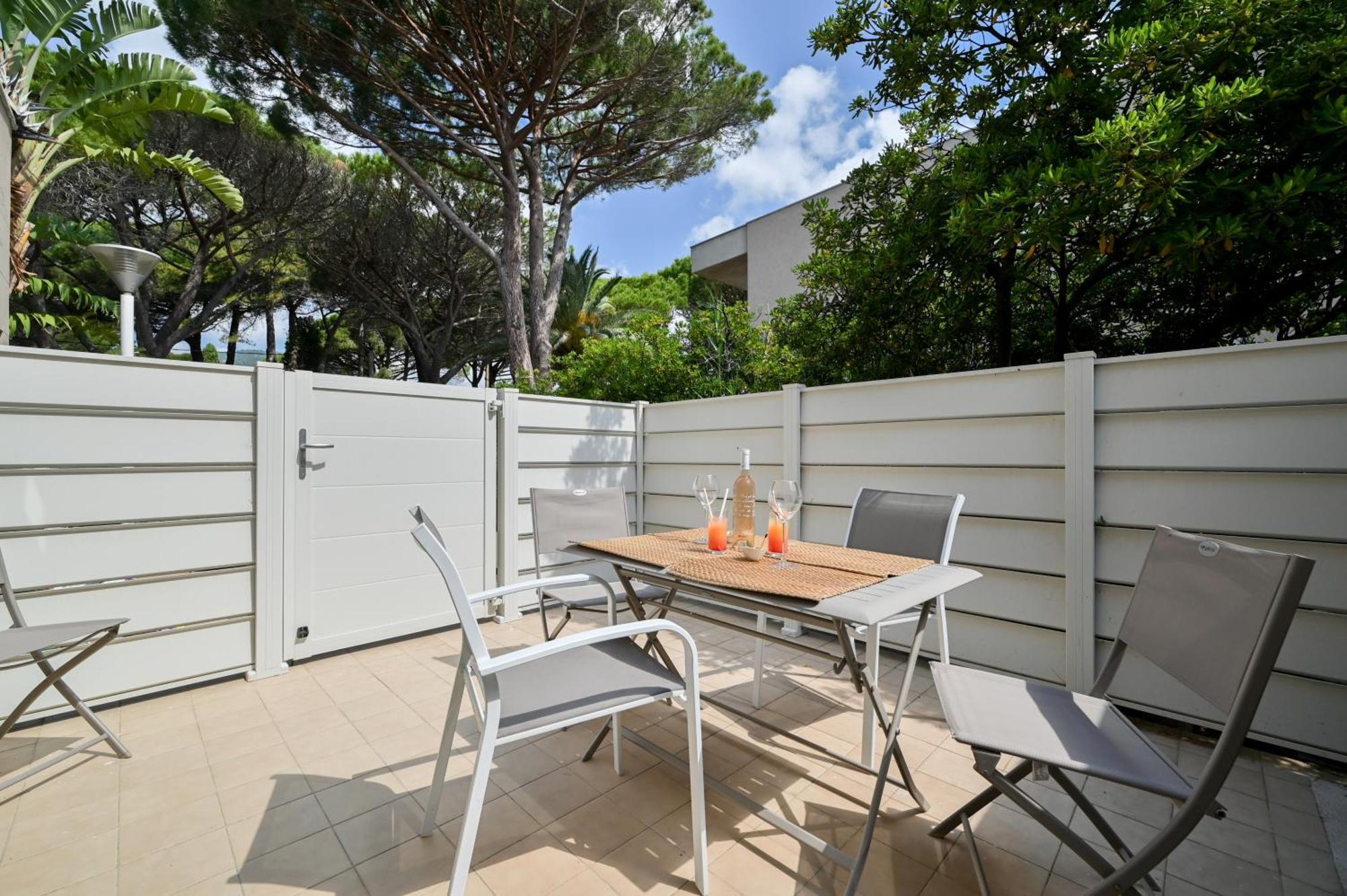 Residence La Menado กาวาแลร์-ซูร์-แมร์ ภายนอก รูปภาพ